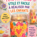 Un enfant et sa mère regardent un cadeau DIY fait main pour la fête des mères, souriant ensemble.