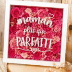 Cadre personnalisé avec fleurs pour maman avec le texte 'Maman plus que parfaite'.