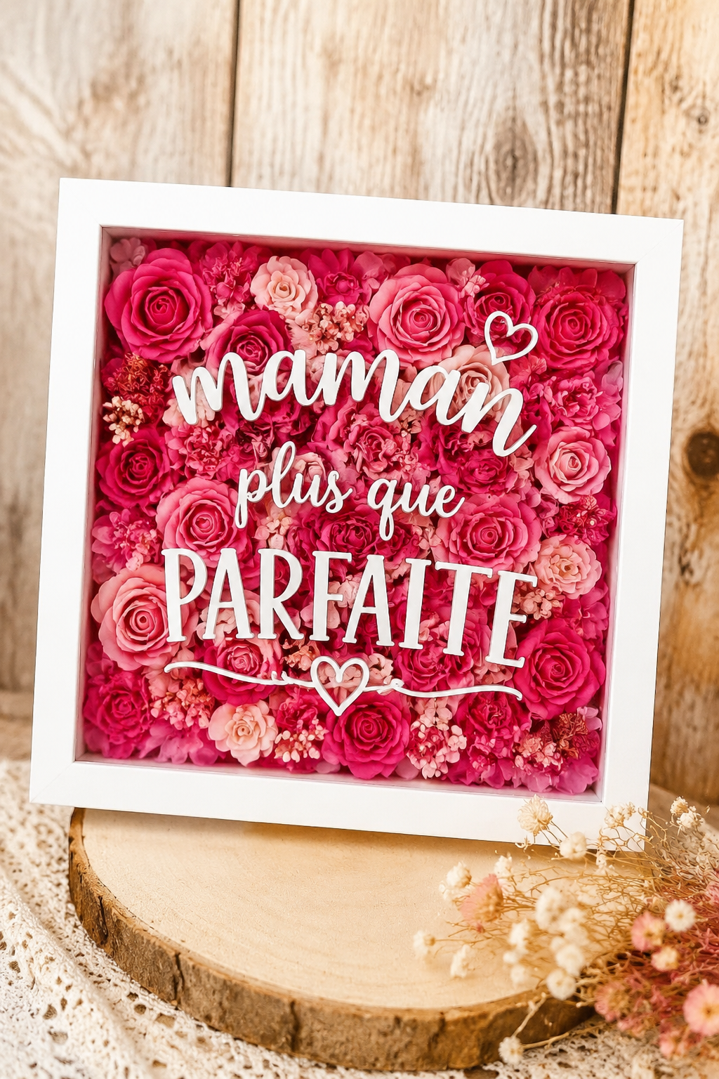 Cadre personnalisé avec fleurs pour maman avec le texte 'Maman plus que parfaite'.