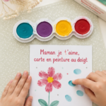Une carte colorée faite main pour maman avec de la peinture au doigt.