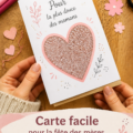 Une carte colorée en paillettes pour la fête des mères, placée sur une table en bois.