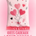 Une maman souriante recevant un cadeau fait maison.
