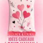Une maman souriante recevant un cadeau fait maison.