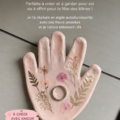 Plat à souvenirs en argile à empreinte de main avec des fleurs pressées.