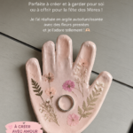 Plat à souvenirs en argile à empreinte de main avec des fleurs pressées.