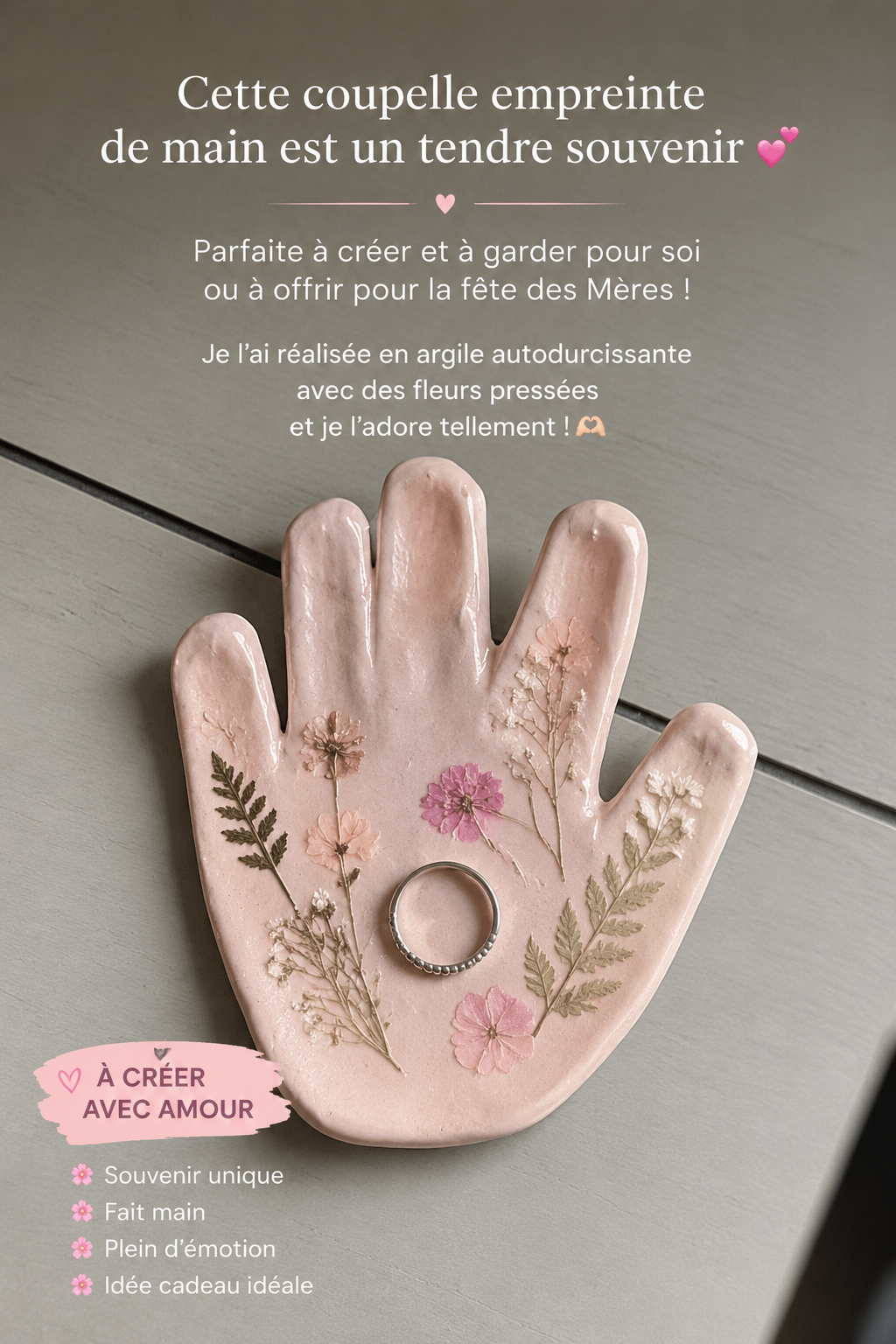 Plat à souvenirs en argile à empreinte de main avec des fleurs pressées.