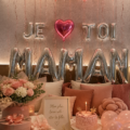 Une magnifique table décorée pour célébrer l'anniversaire d'une maman avec des fleurs et des bougies.