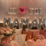 Une magnifique table décorée pour célébrer l'anniversaire d'une maman avec des fleurs et des bougies.