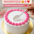 Gâteau magnifiquement décoré avec des fleurs en sucre et des détails raffinés