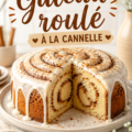Gâteau rouleau à la cannelle sur une table de fête, décoré de glaçage.