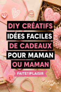 Une maman souriante recevant un cadeau fait main de son enfant, symbolisant l'amour et la créativité.
