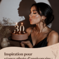 Femme souriante posant pour une séance photo d'anniversaire en extérieur.