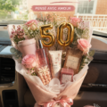 Bouquet de fleurs colorées avec des petits cadeaux intégrés