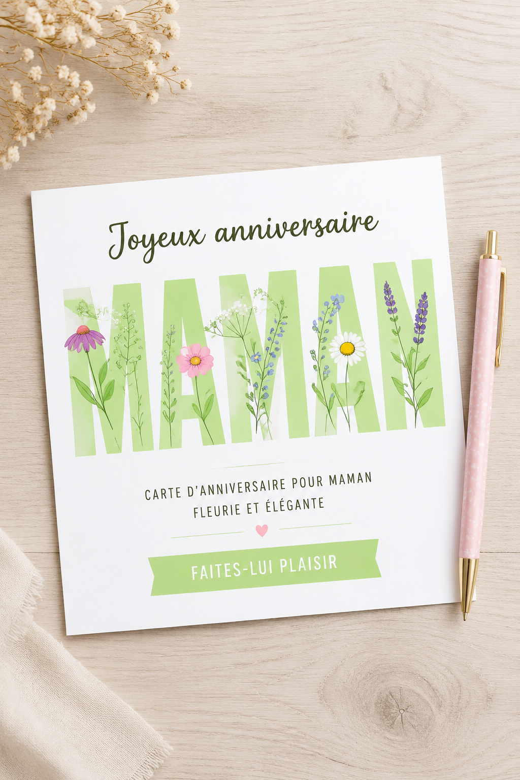 Carte d'anniversaire florale faite main pour une mère, sur un fond coloré.