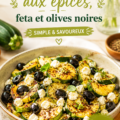 Plat de courgettes grillées avec feta et olives noires, assaisonné d'épices
