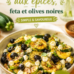 Plat de courgettes grillées avec feta et olives noires, assaisonné d'épices