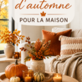 Salon décoré avec des éléments automnaux, incluant des coussins et des bougies