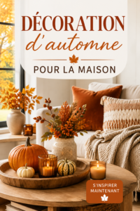 Salon décoré avec des éléments automnaux, incluant des coussins et des bougies
