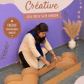 étagère murale en carton décorée avec plantes et livres