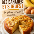 Gâteau à la banane et aux œufs sur une assiette en bois