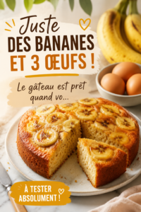 Gâteau à la banane et aux œufs sur une assiette en bois