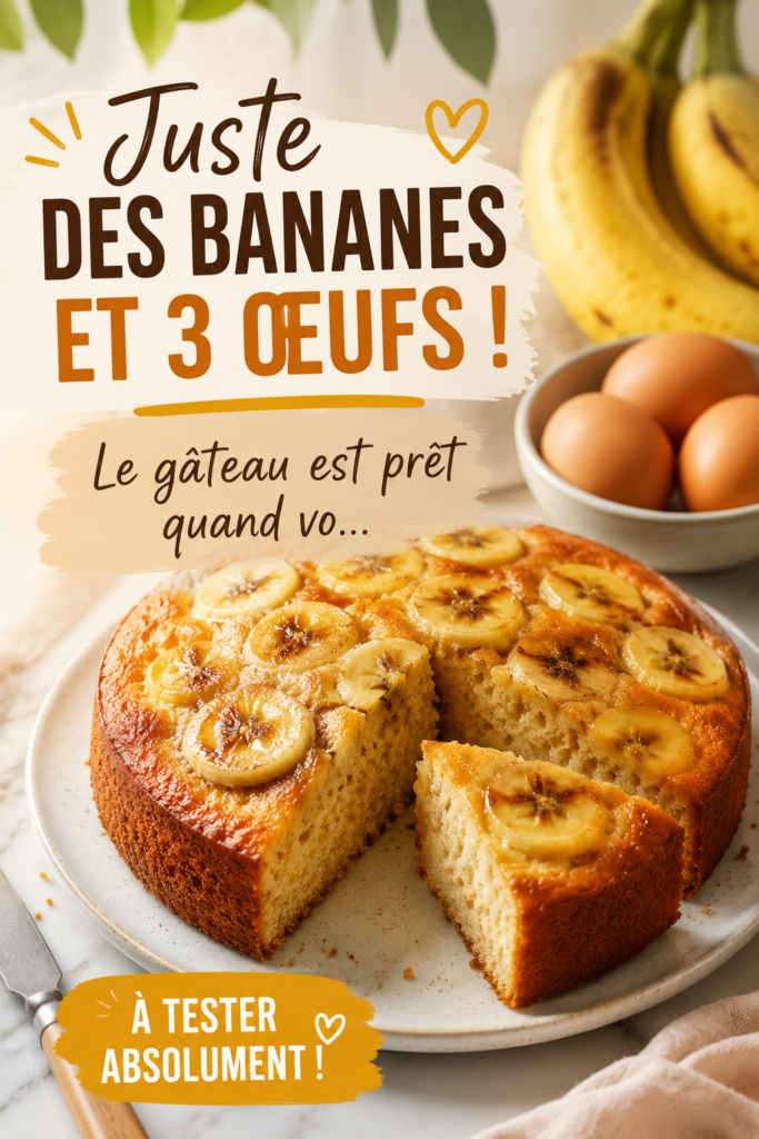 Gâteau à la banane et aux œufs sur une assiette en bois