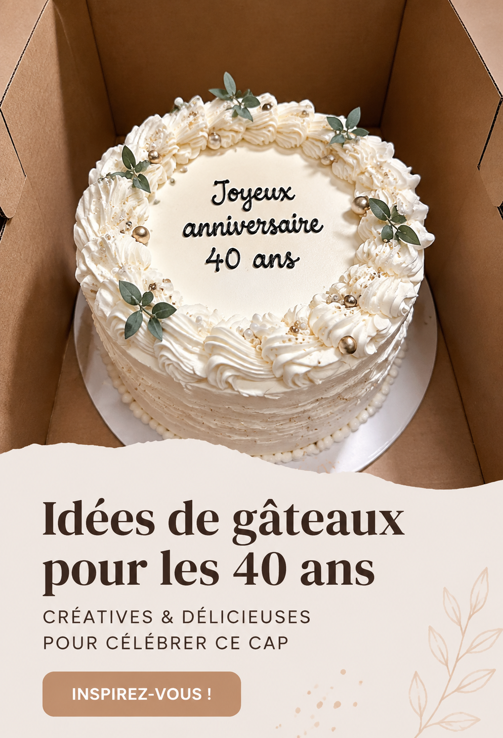 Un gâteau d'anniversaire stylisé pour un 40ème anniversaire, décoré avec des fleurs et des bougies.
