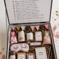 Un kit de survie d'anniversaire pour une femme de 50 ans avec des surprises et des souvenirs.