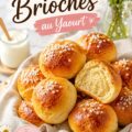 Petites brioches au yaourt dorées sur une assiette blanche.