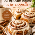 Cinnamon rolls dorés avec glaçage crémeux sur un plateau, prêts à être dégustés.