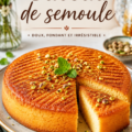 Un gâteau de semoule crémeux sur une assiette, prêt à être dégusté.