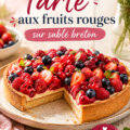 Une tarte aux fruits rouges sur sablé breton présentée avec des fruits frais sur le dessus.