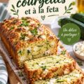 Un délicieux cake aux courgettes et à la feta, moelleux et doré, prêt à être dégusté.