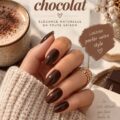 Des ongles marron chocolat brillants sur fond neutre