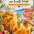 Punch exotique aux fruits frais dans un grand verre, décoré avec des tranches de fruits.