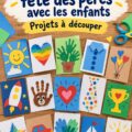 Un enfant ravissant montrant une carte fête des pères faite maison avec des dessins colorés.