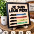 Cadeaux personnalisés pour la fête des pères sur une table décorée