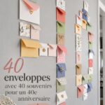 Un arrangement coloré d'enveloppes souvenirs pour un anniversaire particulier