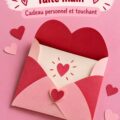 Une lettre d'amour manuscrite sur du papier décoré, entourée de fleurs fraîches.