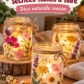 Une lanterne en verre ornée de fleurs pressées colorées, éclairant une table de fête.