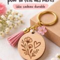 Porte-clé en bois gravé pour la fête des mères avec motif floral.