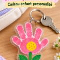 Porte-clés fleuri DIY avec des empreintes de mains colorées