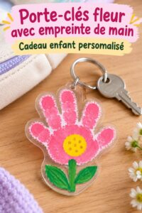 Porte-clés fleuri DIY avec des empreintes de mains colorées