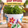 Un pot de fleurs coloré avec des empreintes digitales d'enfants, parfait pour un cadeau créatif.