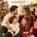 Famille en tenues coordonnées pour photo de Noël
